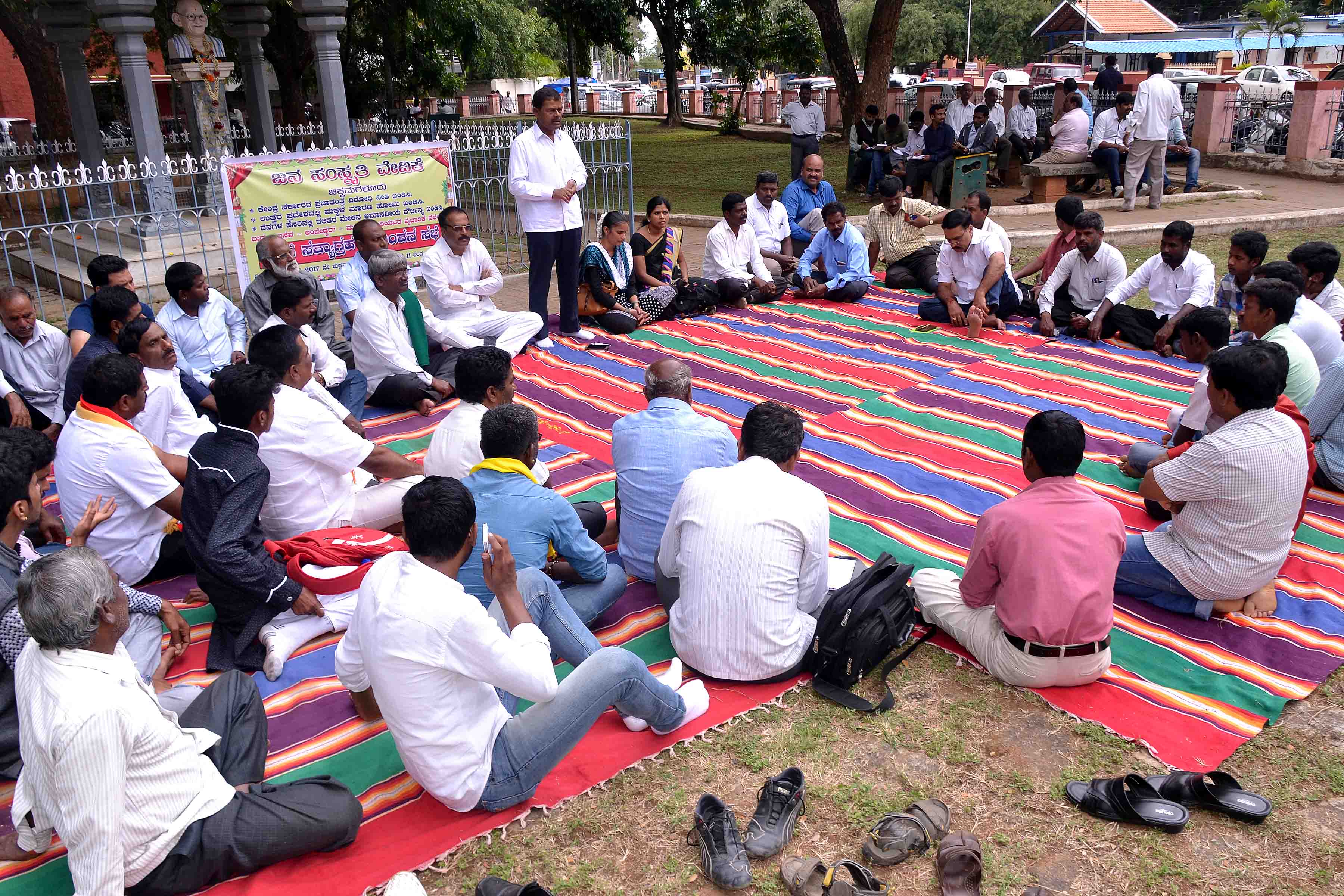 ಯು.ಪಿ.ಯಲ್ಲಿ ಮಕ್ಕಳ ಮಾರಣಹೋಮ ಖಂಡಿಸಿ ಗಾಂಧಿ ಪ್ರತಿಮೆ ಎದುರು ಧರಣಿ